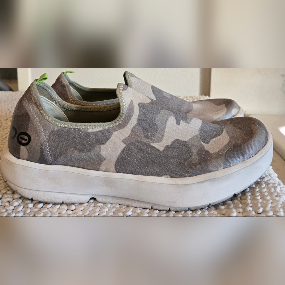 Oofos Womens Canvas Slip On Sneakers Sz 10